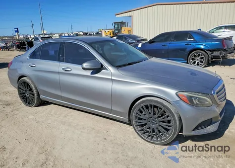 2015 Mercedes-Benz C 300 z USA, uszkodzony, nr VIN 55SWF4JB3FU079785